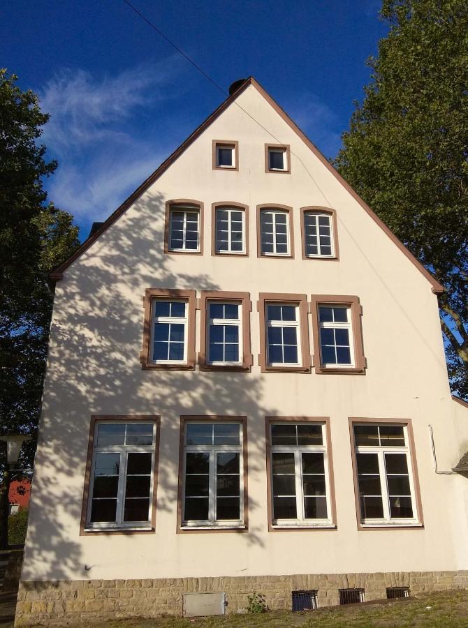 Alte Schule Gaestehaus - Fraeulein Apartment Bitburg Dış mekan fotoğraf